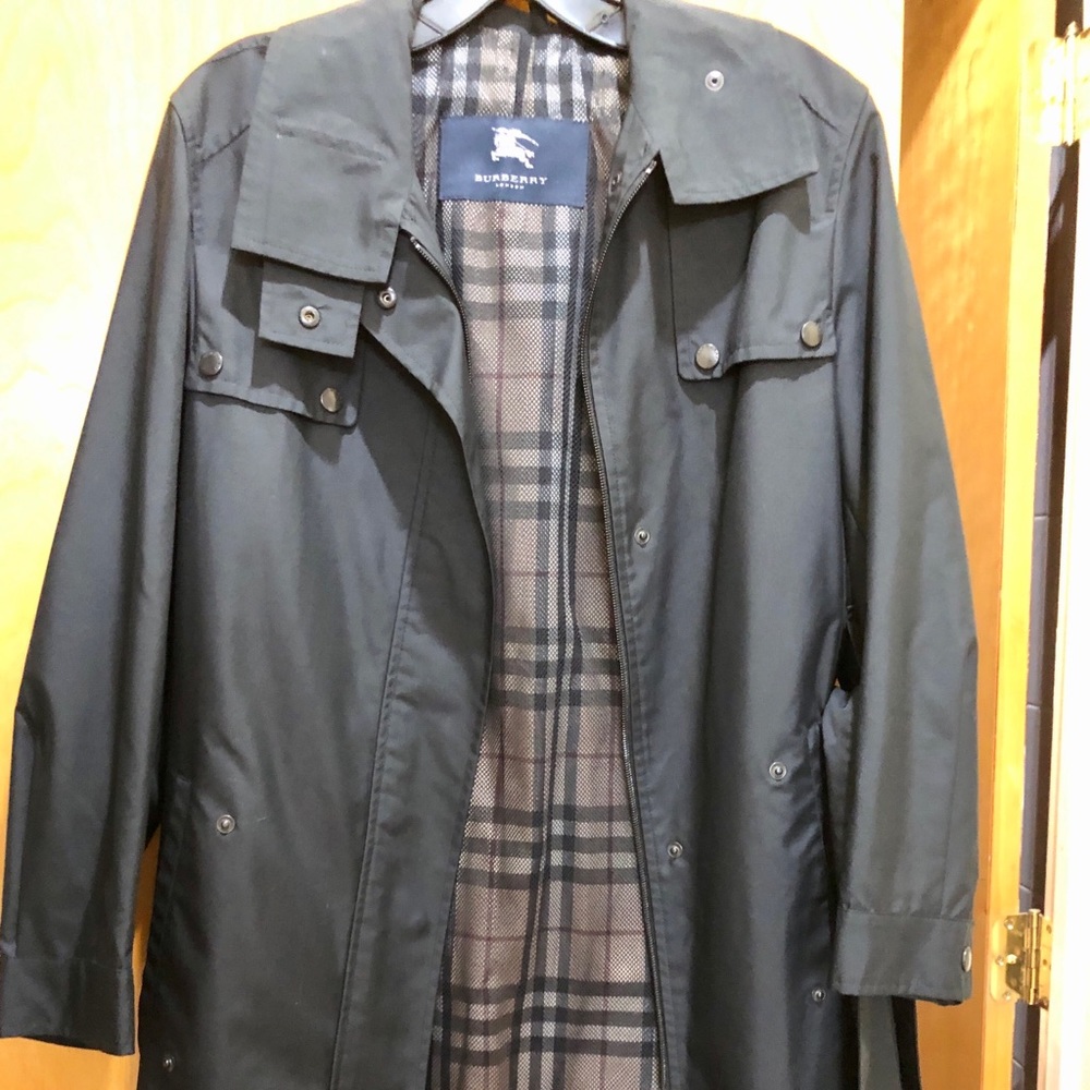 Burberry trench / rain coat